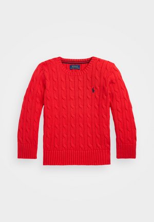 Rode kabelgebreide trui met ronde hals, lange mouwen, geribbelde boorden en zoom, met een klein marineblauw logo op de borst.