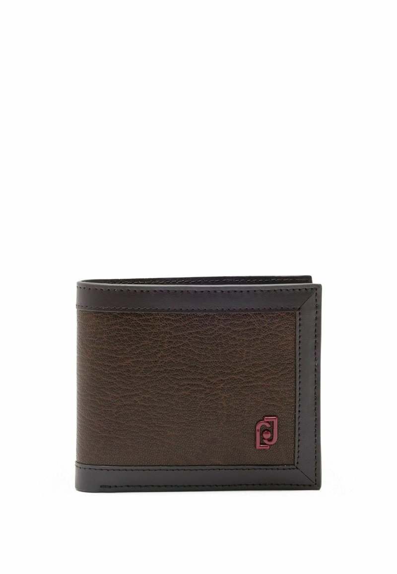 Portafoglio in pelle marrone con texture a granuli, bordi neri a contrasto e un piccolo dettaglio del logo rosso sulla parte anteriore. Design pieghevole.