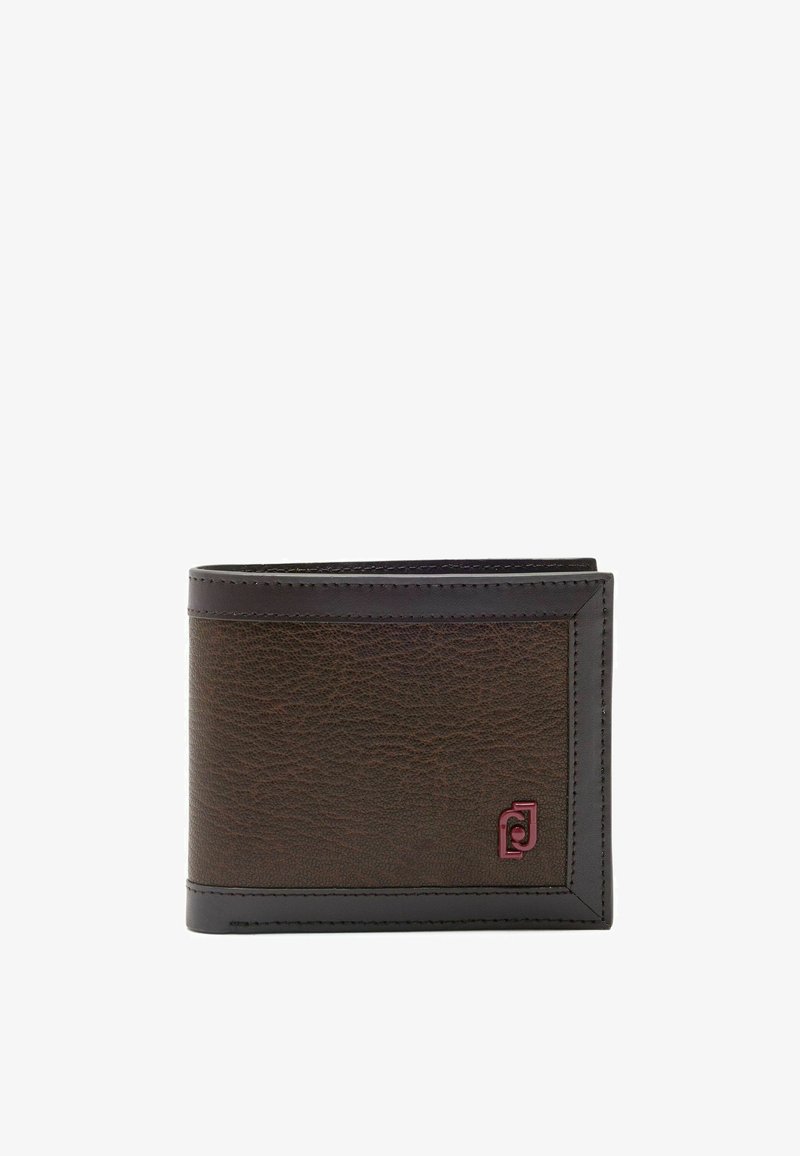 Bruine leren portemonnee met een gewreven textuur, contrasterende zwarte randen en een klein rood logo aan de voorkant. Vouwontwerp.