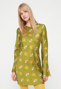 Vestido verde com mangas longas e decote redondo, decorado com um padrão de olhos e flores, feito de um tecido suave.