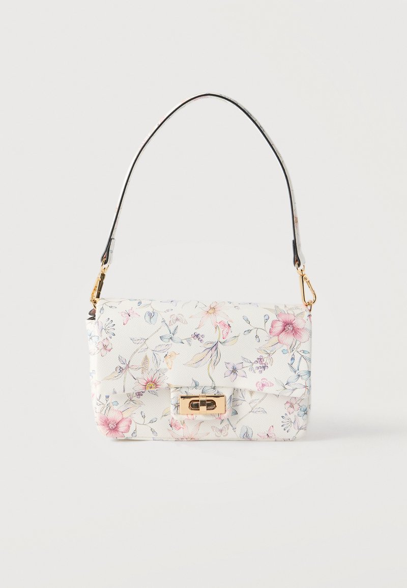 Geantă de mână din piele albă cu imprimeu floral pastelat, încuietoare cu răsucire aurie și curea scurtă detașabilă pe fundal alb simplu.