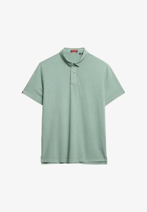 Hellgrünes Polohemd mit kurzen Ärmeln aus Baumwolle, mit Kragen, Knopfleiste mit zwei Knöpfen und einem Etikett am linken Ärmel.