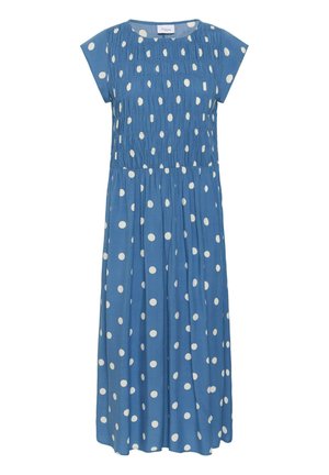 Blå midikjole med hvide polkaprikker, korte ærmer, rynket livstykke og en løs plisseret nederdel.