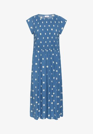 Blå midikjole med hvide polkaprikker, korte ærmer, rynket livstykke og en løs plisseret nederdel.
