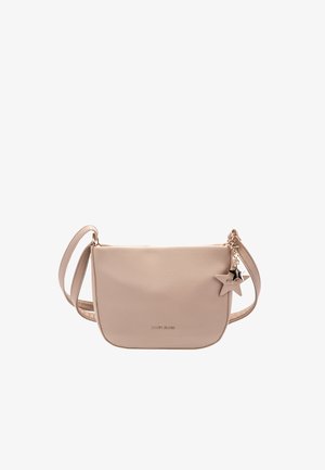 Bolso bandolera de cuero beige con correa ajustable, pequeño charm dorado en forma de estrella y logo en relieve "JOOP! JEANS" en el frente.