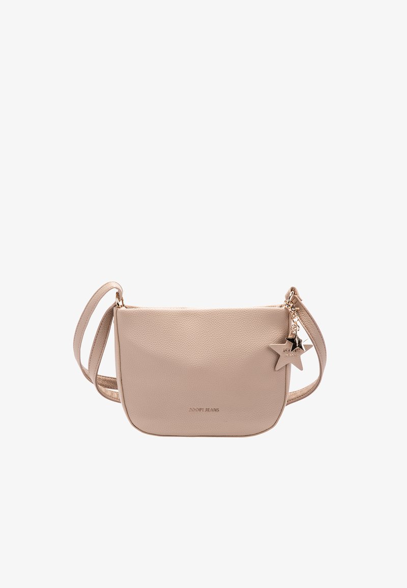 Bolso bandolera de cuero beige con correa ajustable, pequeño charm dorado en forma de estrella y logo en relieve "JOOP! JEANS" en el frente.