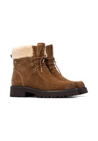 Botas de tobillo de ante marrón con un puño de piel sintética, diseño de cordones, ojales en tono dorado y una suela de goma negra resistente con un dibujo pronunciado.