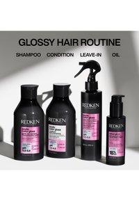 Cztery produkty do pielęgnacji włosów Redken oznaczone jako szampon, odżywka, leave-in i olejek, ustawione pod tekstem "Glossy Hair Routine" na białej powierzchni.