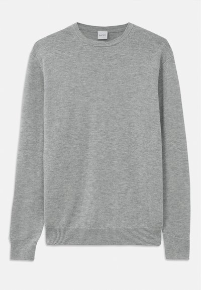 Grauer Pullover aus weichem Strickmaterial. Hat einen runden Halsausschnitt, lange Ärmel und gerippte Bündchen sowie einen gerippten Saum. Keine sichtbaren Muster oder Verzierungen.
