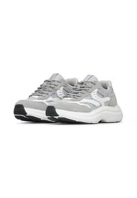 Sneaker grigie realizzate con una combinazione di materiali in rete e camoscio, dotate di una suola intermedia bianca, suola nera testurizzata e un design a motivo.