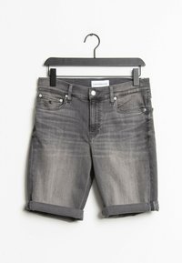 Grijze denim shorts met opgerolde omslagen, vijf zakken en een knoopsluiting. Materiaal heeft een vervaagde uitstraling. Opgehangen aan een zwarte hanger.