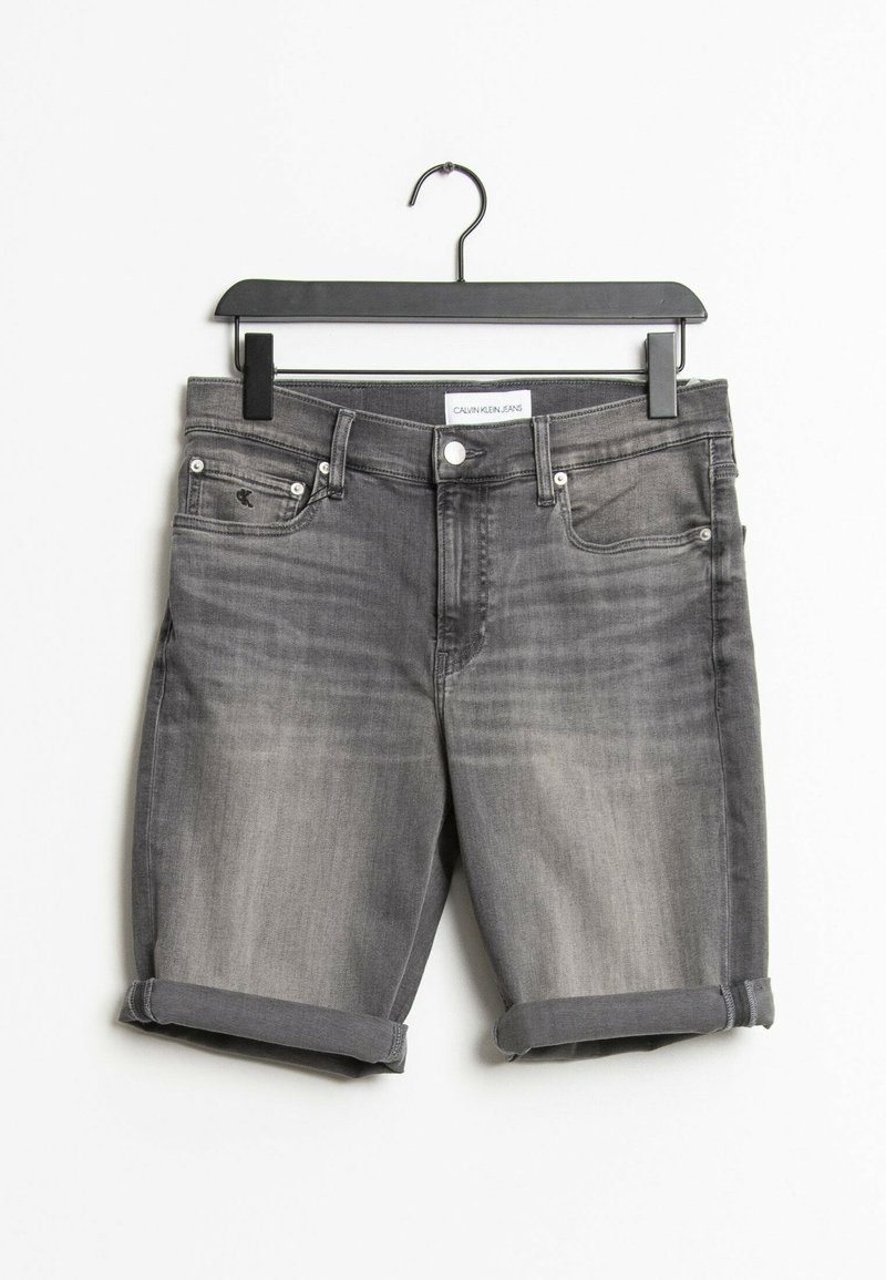 Grijze denim shorts met opgerolde omslagen, vijf zakken en een knoopsluiting. Materiaal heeft een vervaagde uitstraling. Opgehangen aan een zwarte hanger.