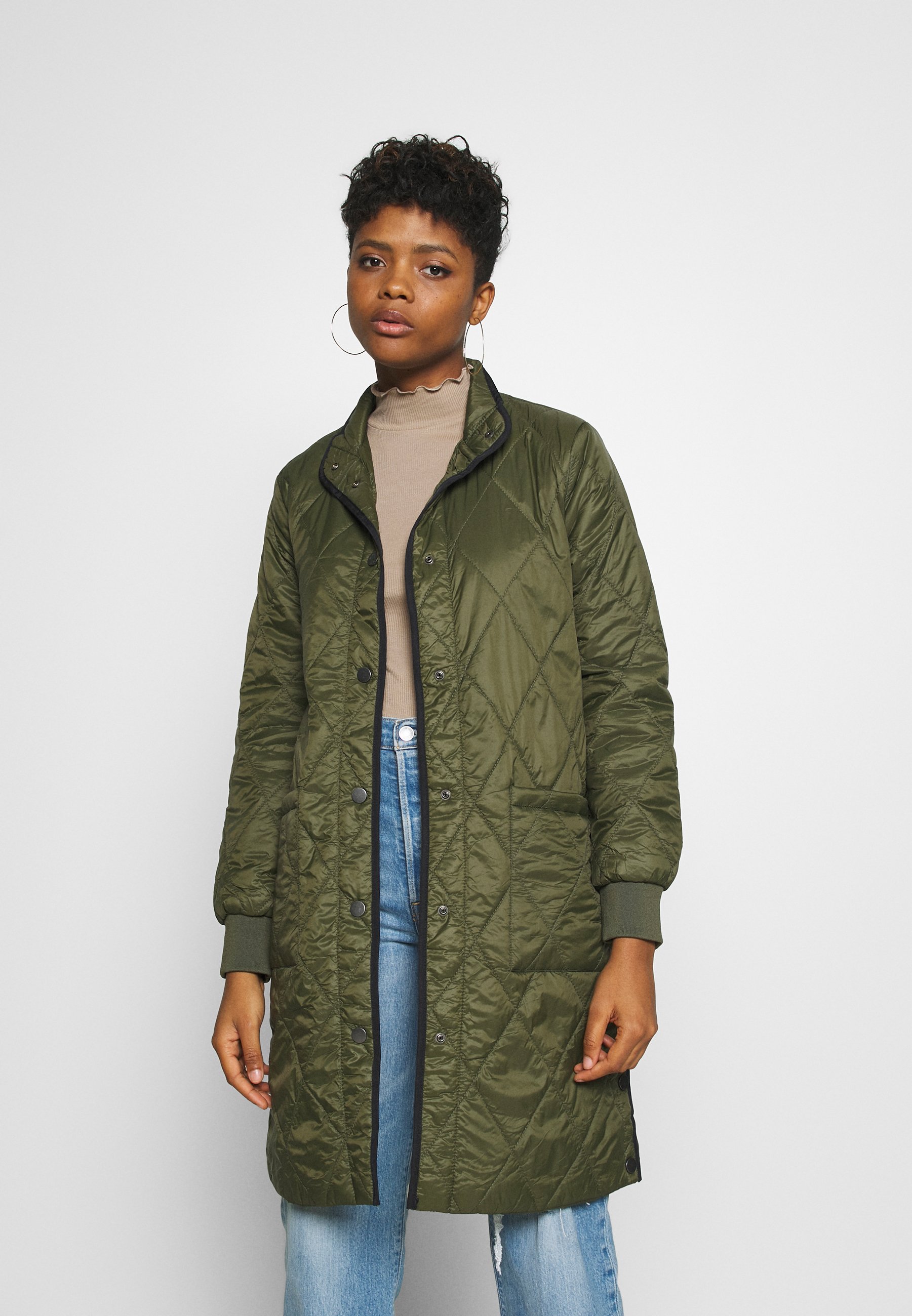b.young BYCATJA COAT Kåpe frakk olive night Zalando.no Kaffe KAMICA QUILTED COAT Kort kåpe frakk grape leaf