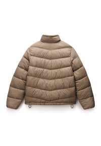 Bruine pufferjack met een hoge kraag, voorzien van horizontale chevrons naden, elastische zoom en zijkoordjes voor aanpassingsmogelijkheden.