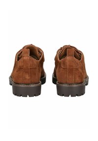 Zapatos de ante marrón con un acabado suave, punta redonda y suela de goma gruesa. Presentan una costura y una lengüeta en la parte trasera.