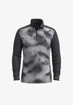 Suéter con mangas largas, cuello con media cremallera, de tela negra y con un estampado de paisaje forestal gris en la parte delantera. Textura suave.