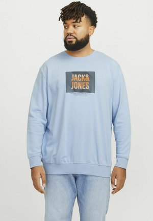 Lysblå sweatshirt lavet af en bomuldsblanding, med et brystgrafik med "JACK&JONES" i orange, ribbede cuffs og kant, afslappet pasform.