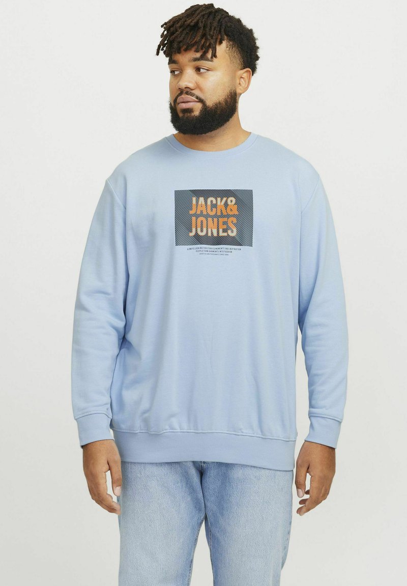 Svetlo modrá mikina vyrobená z bavlnenej zmesi, s grafickým dizajnom na hrudi s nápisom "JACK&JONES" v oranžovej farbe, rebrované manžety a lem, voľný strih.