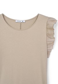 Top beige a maniche corte realizzato in morbido tessuto, con scollatura rotonda e dettagli in voile a rouches sulle spalle. Etichetta visibile all'interno.