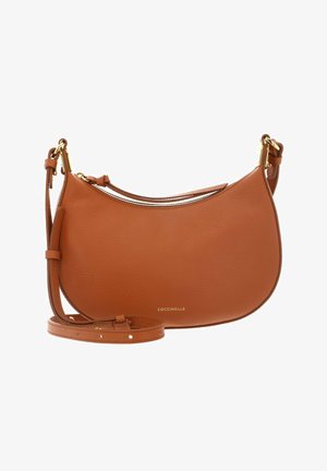 Borsa a tracolla a mezzaluna in pelle marrone con accessori dorati e tracolla regolabile, con marchio "Coccinelle" in piccole lettere dorate.