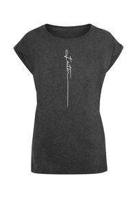 Mørkegrå kortærmet T-shirt lavet af blødt stof, med hvid skrifttekst "Faith" vertikalt centreret på forsiden.