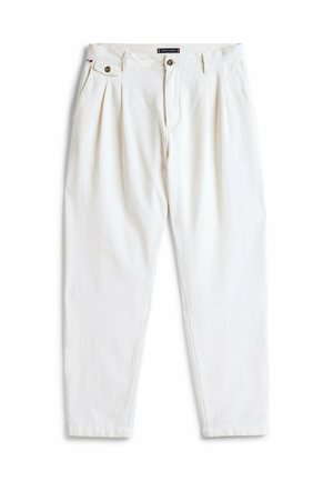 Pantalones de algodón blancos con cintura alta, dos pliegues frontales, dos bolsillos laterales y cierre de botón. Textura suave, diseño de pierna recta.