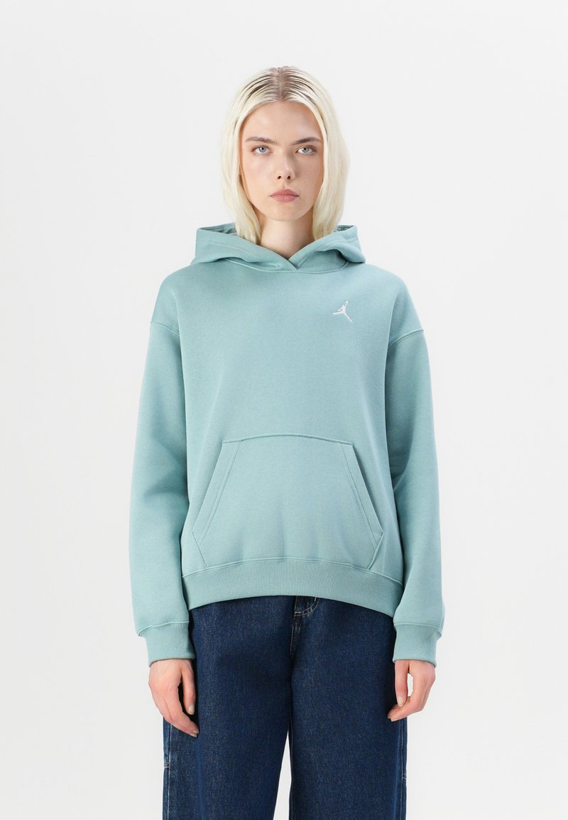 Lichtblauwe hoodie met een voorzak en een capuchon met trekkoord. Heeft een klein wit logo op de borst. Gemaakt van zachte stof, relaxte pasvorm.