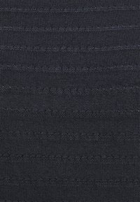 Tissu tricoté en bleu marine foncé avec des rayures texturées subtiles. Le matériau semble lisse avec un motif uniforme et une élasticité modérée.