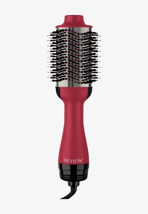 Cepillo secador de pelo Revlon en rojo y negro con barril redondo y cerdas, con cable de alimentación en la base.