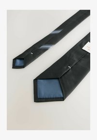 Dos corbatas: una negra lisa con una franja diagonal azul y gris, y otra negra lisa con un extremo de satén azul. Tejido texturizado.