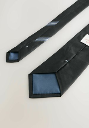 Dve kravaty: jedna je čierna s diagonálnym modro-šedým prúžkom a druhá je čierna s modrým saténovým koncom. Textúrovaná tkanina.