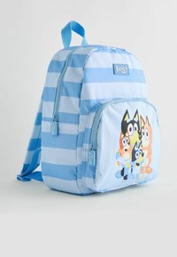 Sac à dos rayé bleu en matériau durable, avec une poche avant ornée d'un imprimé de personnage de dessin animé coloré et des bretelles ajustables.