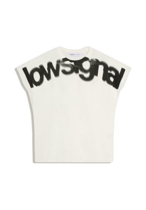 Biały bezrękawnik z dzianiny z szerokimi ramionami i czarnym stylizowanym napisem "lowsignal" na piersiach i ramionach.