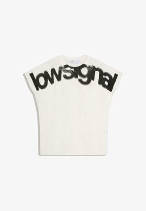 Weißes ärmelloses Stricktop mit breiten Schultern und schwarzem, stilisiertem Schriftzug "lowsignal" über Brust und Schultern.