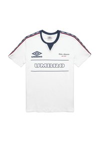 Hvid bomulds T-shirt med marineblå detaljer, V-hals, og rød- og blåstribet design på skuldrene. Har "UMBRO" branding på tværs af brystet.