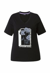 Camiseta negra con escote en V, que presenta un gran gráfico de rosas azules sobre un panel blanco, acentuado por un borde con patrón.