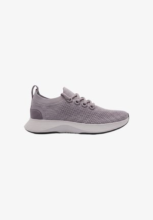 Hellvioletter gestrickter Sneaker mit Schnürung vorne, gepolsterter weißer Sohle und Fersenlasche, von der Außenseite gezeigt.