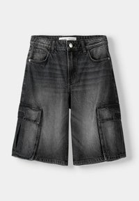Shorts cargo en denim noir avec fermeture à boutons, poches avant, passants pour ceinture et grandes poches à rabat de chaque côté.