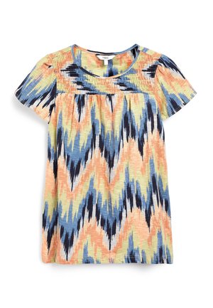 Meisjes top met korte mouwen, ronde hals, ingesmokte inzet en zigzagpatroon in oranje, geel, blauw en zwart.