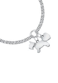 Collana in argento con charm a forma di cane dal texture lucido e un charm a forma di cuore, adornato da piccole pietre trasparenti.