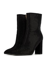 Botines negros hasta el tobillo con puntera afilada, cubiertos de strass, con cremallera lateral y un tacón bloque grueso y texturizado.