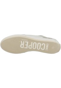 Suela de zapatilla blanca con agarre texturizado, que presenta la marca "COOPER" en letras gruesas. Material de goma liso con un diseño sencillo.