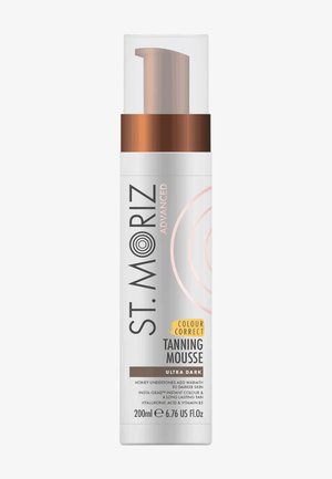 Fles St. Moriz Advanced Colour Correct tanning mousse met pomp, 200 ml, gelabeld Ultra Dark voor directe kleur en langdurige bruining.