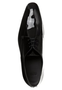 Chaussure habillée en cuir verni noir, avec un bout arrondi élégant, présentant un design à lacets et une texture lisse et brillante.