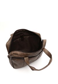 Sac en cuir marron avec une fermeture à glissière, des poignées robustes et un intérieur en tissu foncé. Présente une texture lisse et un design simple.