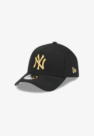 Schwarze Baseballkappe mit runder Krone. Verfügt über ein goldgesticktes "NY"-Logo auf der Vorderseite und ein kleines Logo auf der Seite. Strukturierter Stoff.