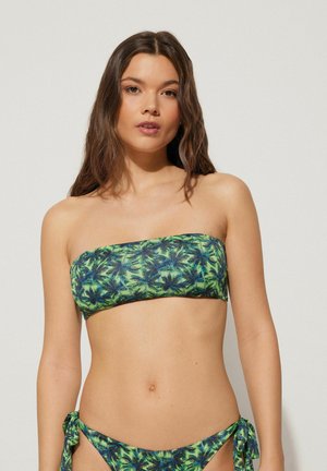 Top de bikini bandeau y braguitas con lazo, con un vibrante estampado de hojas de palma en verde y azul, fabricado en tejido compatible con el agua.