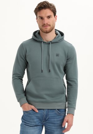 Hoodie in gedempt groen, gemaakt van zacht materiaal. Beschikt over een voorzak in kangoeroestijl, verstelbare trekkoorden en geribbelde manchetten.