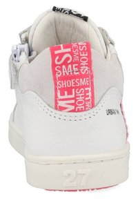 Witte sneaker met een zachte textuur, roze accent met logo-afdruk op de achterkant en een subtiele nummer "27" op de onderkant.
