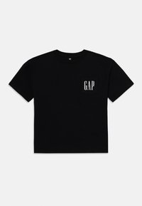 Melnas kokvilnas T-krekls ar īsām piedurknēm, apaļu kakla izgriezumu un priekšējo kabatu, kurā ir baltais "GAP" logotips kontrastējošā melnā fona.